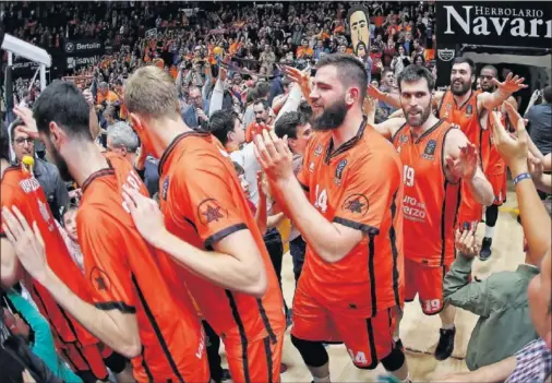  ??  ?? A POR SU CUARTO TÍTULO EUROPEO. Los jugadores del Valencia Basket celebran su pase a la final de la Eurocup. Allí les espera el Unicaja.