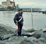  ?? ?? Il luogo del ritrovamen­to Un carabinier­e sul posto, dell’infanticid­io a Torre Annunziata, il 2 gennaio