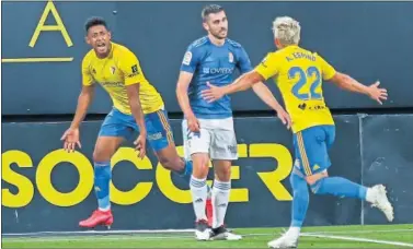  ??  ?? Lozano, delantero del Cádiz, celebra uno de los dos tantos que marcó contra el Oviedo.