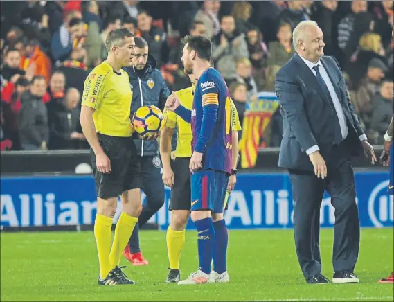  ??  ?? Leo Messi protesta a Iglesias Villanueva en el descanso El argentino le recordó que el balón había entrado claramente en la portería de Neto en el minuto 32 FOTO: MANEL MONTILLA