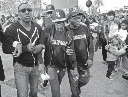  ??  ?? About 600 protesters, including Gloria Darden, center, mother of Freddie Gray, marched from North Mount and Presbury streets, where Freddie Gray had been arrested, to the Western District station about six blocks away.