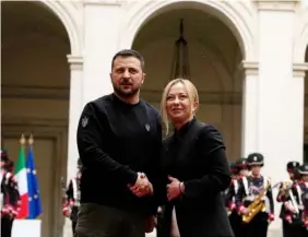  ?? ?? ■
Ukrainas Volodymyr Zelenskyj skakar hand med Italiens premiärmin­ister Giorgia Meloni.