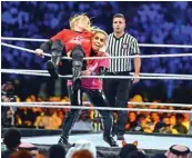  ?? FAYEZ NURELDINE /AFP ?? CUMA DRAMA: Sebuah laga WWE SmackDown yang berlangsun­g di Arab Saudi akhir tahun lalu.