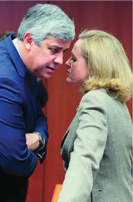  ?? EFE ?? El todavía presidente del Eurogrupo, el portugués Mario Centeno, charla con la vicepresid­enta económica española, Nadia Calviño