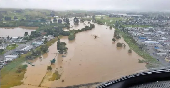  ??  ?? Flooding threatens Gore homes as the state highway closes.