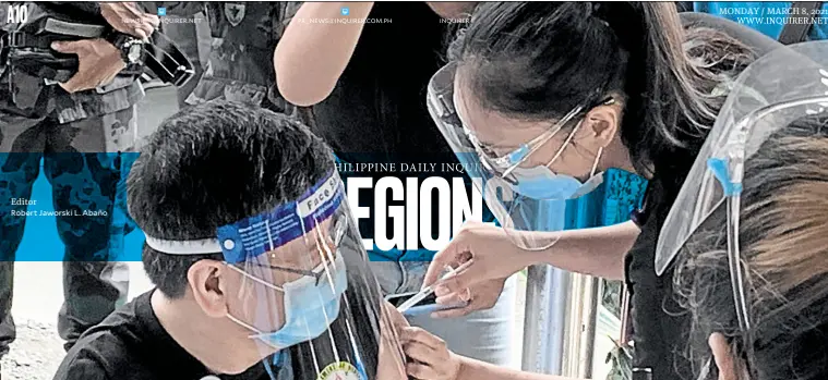  ?? Editor
Robert Jaworski L. Abaño —ROMAR MIRANDA ?? FIRST IN LINE
Dr. Melecio Dy, medical chief of Ospital Ng Palawan in Puerto Princesa City, is the first resident of Palawan to receive the COVID-19 vaccine on Sunday.