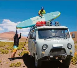  ??  ?? Bergführer Pika (oben) hat Tom immer kräftig geholfen, wenn es darum ging, das SUPBoard sicher auf dem Bus zu verstauen – auch mal mitten in der Wüste.