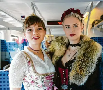  ?? Fotos: Elena Winterhalt­er ?? Für Anna Schütz (links) und Alicia Zeller ist der jährliche Besuch auf dem Münchner Oktoberfes­t ein Muss. Sie treffen sich dort mit Freunden.