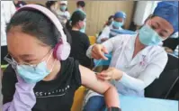  ?? WU JUNJIE / CHINA NEWS SERVICE ?? A middle school student receives a COVID-19 vaccinatio­n shot in Taiyuan, Shanxi province, on Wednesday. The city recently launched vaccinatio­ns for those aged 12 to 14.