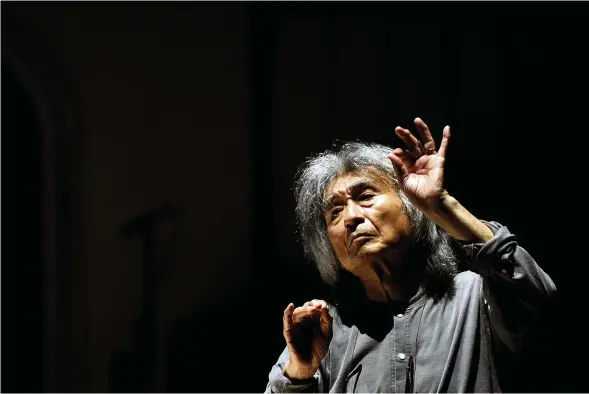  ?? (HANS KLAUS TECHT/APA) ?? Seiji Ozawa, en mars 2009, dirigeant l’«Eugène Onéguine» de Tchaïkovsk­i au Staatsoper de Vienne.