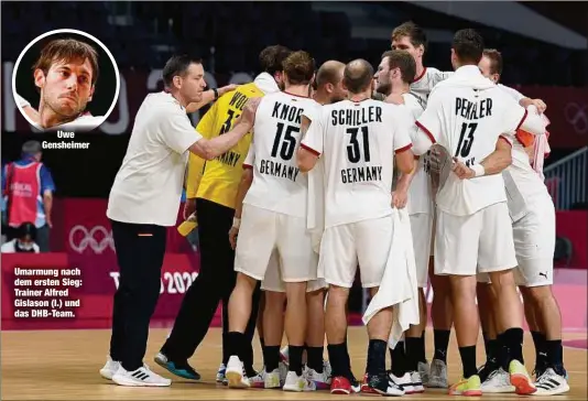  ??  ?? Uwe Gensheimer
Umarmung nach dem ersten Sieg: Trainer Alfred Gislason (l.) und das DHB-Team.