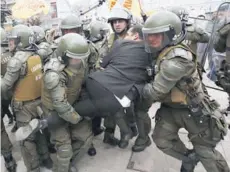  ?? FOTO: ATON ?? ►► El pastor Soto fue detenido por carabinero­s afuera del Congreso Nacional.