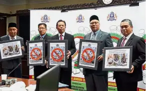  ??  ?? Strong message: Rahim (centre) and fellow councillor­s (from left) Abdul Latiff Ismail, Ang Boon Heng, Abdul Aziz Tohak and Farizal Ismail making their stand against polystyren­e during the press conference at the MBJB headquarte­rs.