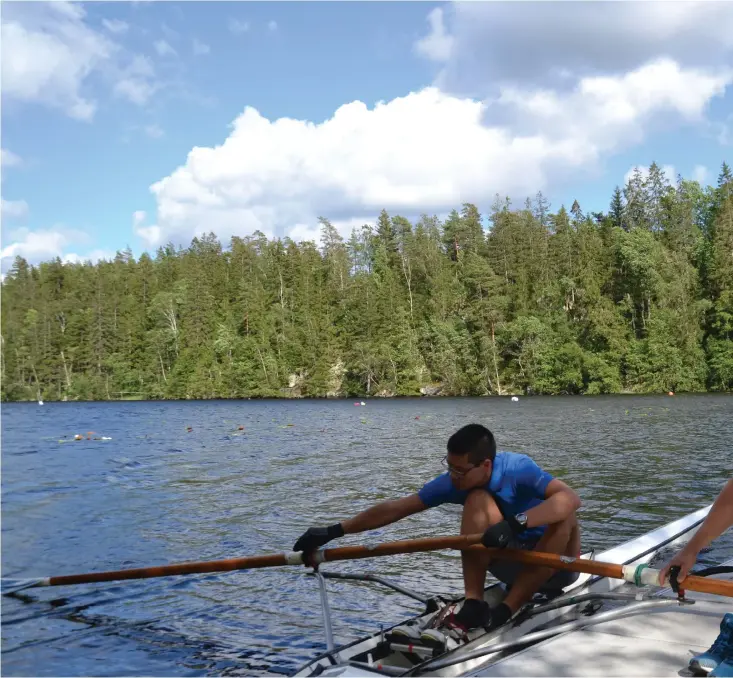  ??  ?? Tränaren Perra Andersson hjälper en av deltagarna ner i båten. Rodden är en bra träningsfo­rm under den pågående coronapand­emin då det går att hålla avstånd ute på vattnet.