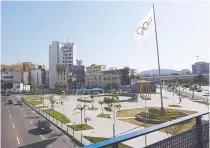  ??  ?? Na Praça da Bandeira, o símbolo olímpico substituiu a Bandeira Nacional