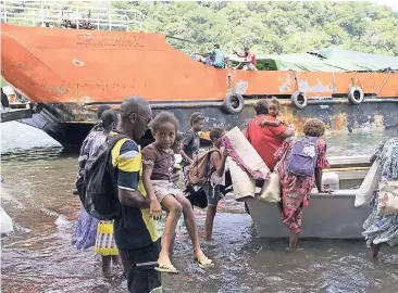  ??  ?? Tausende Einwohner der Insel Ambae wurden bereits auf Nachbarins­eln evakuiert. Sie sollen schon bald dauerhaft dorthin umgesiedel­t werden.