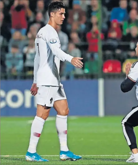  ??  ?? LEYENDA. Cristiano le da la mano a un fan en Vilnius tras anotar cuatro goles a la selección lituana.