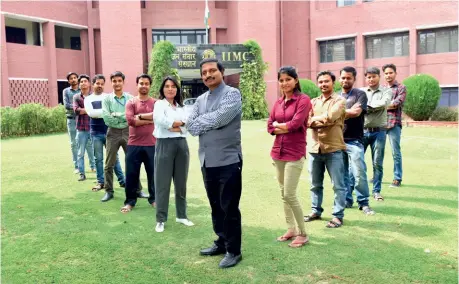  ?? SHEKHAR GHOSH ?? Students with director-general K.G. Suresh