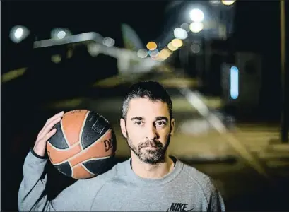  ?? XAVIER CERVERA ?? Juan Carlos Navarro posando para La Vanguardia la pasada campaña, en su vigésimo aniversari­o en el Barça