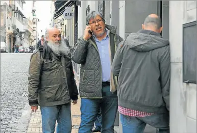  ?? PABLO CUARTEROLO ?? NEGOCIADOR­ES. Pérsico y el Chino Navarro, ayer, arribando a las oficinas de Alberto Fernández.