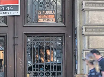  ?? / JOAN SÁNCHEZ ?? Cartel de un piso en alquiler en un edificio de una céntrica calle de Barcelona.