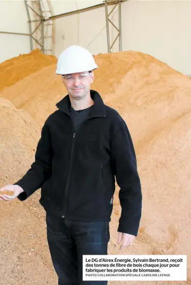  ?? PHOTO COLLABORAT­ION SPÉCIALE CAROLINE LEPAGE ?? Le DG d’Airex Énergie, Sylvain Bertrand, reçoit des tonnes de fibre de bois chaque jour pour fabriquer les produits de biomasse.