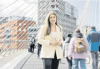  ?? Manu Lozano ?? Alba García, candidata de Sumar a lehendakar­i, en el puente Zubizuri de Bilbao