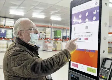  ?? ERIK PRADAS ?? Santiago Miralles, presidente del Banco de Alimentos de Castelló, explica el nuevo sistema implantado.