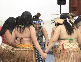  ??  ?? Estudantes indígenas da Ufba mostram a celebração do Toré: ritual que une dança, religião e luta