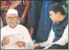  ?? ARVIND YADAV/HT PHOTO ?? Social activist Anna Hazare
▪ and Maharashtr­a CM Devendra Fadnavis in New Delhi on Thursday.