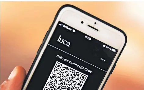  ?? FOTO: JAN HÜBNER/IMAGO ?? Die App Luca erzeugt einen QR-Code, mit dem sich Smartphone-Nutzer zum Beispiel in einem Restaurant „anmelden“können.