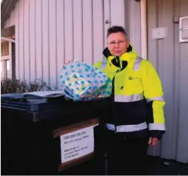  ?? FOTO: PÅL EGIL TORNHOLM ?? TEST-DUNK: RiG-leder Anne Berit Steinseth ved en innsamling­sdunk for polkadottp­oser brukt under uttesting av de nye posene.