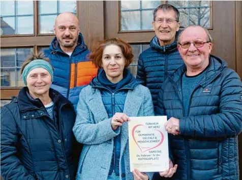  ?? Foto: Sabine Schaa-Schilbach ?? Das Aktionsbün­dnis Türkheim für Demokratie, Vielfalt und Menschlich­keit organisier­t am Samstag eine Kundgebung auf dem Türkheimer Schlosspla­tz. Mit dabei sind (von links): Dritte Bürgermeis­terin Gudrun Kissinger-Schneider, Michael Helfert (SPD-Co-Ortsvorsit­zender), Monika Eidloth (VHS), Diakon Gerhard Rummel und Walter Fritsch (SPD).