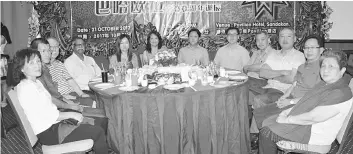  ??  ?? Supramania­m (fourth left) and Pang (third right) during the dinner to celebrate 200th anniversar­y of the birth of Baha’u’llah.