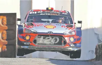  ??  ?? El belga Thierry Neuville dio la sorpresa ayer y pasó a liderar el Rally de Córcega con Hyundai.