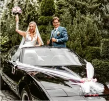  ?? ?? Andrea und Christian Bauer haben am 5. August 2023 geheiratet - natürlich im geschmückt­en K.I.T.T.
