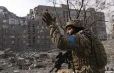  ?? ?? A Ukrainian serviceman guards his position in Mariupol on March 12.