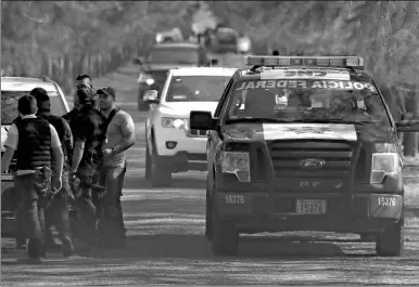  ??  ?? Policías federales y estatales vigilan en un rancho de Tanhuato, Michoacán, donde ayer se registró un enfrentami­ento que dejó 43 muertos