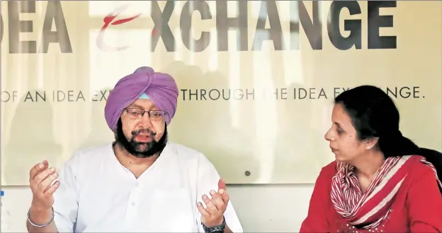  ?? KAMLESHWAR SINGH ?? Amarinder Singh with Nirupama Subramania­n of The Indian Express