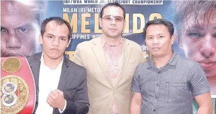  ?? / ALAN TANGCAWAN ?? ■ KAMPIYON BATOK KAMPIYON: Si IBF jr. flyweight champion Milan Melindo (nag-una, L-R) nagpahulag­way kauban si ALA Promotions president Michael Aldeguer ug ALA head trainer Edito Villamor kagahapon sa usa ka press conference sa Casino Español kagahapon...