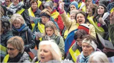  ?? FOTO: DPA ?? In München tanzten Demonstran­tinnen bei einem Flashmob zum Frauentag auf dem Marienplat­z.