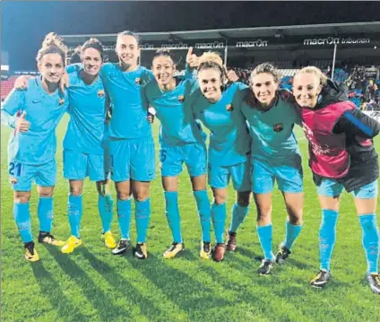  ?? FOTO: FCB ?? las jugadoras del FC Barcelona posaron felices tras la goleada en el campo del Avaldsnes por 0-4 en un partido muy frío y con lluvia