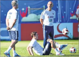  ??  ?? France's head coach Didier Deschamps (L), forward Antoine Griezmann and assistant coach Guy Stephan attend a training session at the Glebovets stadium in Istra on Friday.