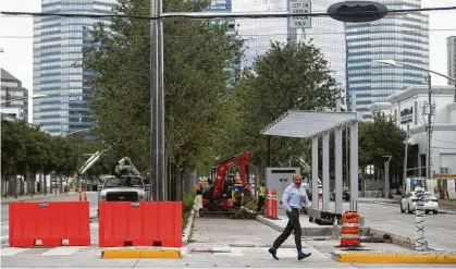  ?? Mark Mulligan / Staff photograph­er ?? Work continues on Metro’s new Bus Rapid Transit lanes that run along Post Oak Blvd. Uptown and Metro officials are working on names for the stops along the route, which will extend from Loop 610 to south of Richmond Avenue.