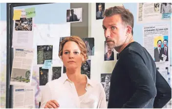  ?? FOTO: RBB/DEGETO/OLIVER FEIST ?? Die Ermittler Olga Lenski (Maria Simon) und Adam Raczek (Lucas Gregorowic­z) bekommen in ihrem aktuellen Fall Hilfe vom Vater des Opfers.