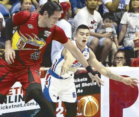  ?? MIGUEL DE GUZMAN ?? San Miguel’s June Mar Fajardo and Magnolia’s Jio Jalalon dispute ball possession in first quarter action of Game 3 in the Philippine Cup best-of-seven title series last night at the Smart Araneta Coliseum.