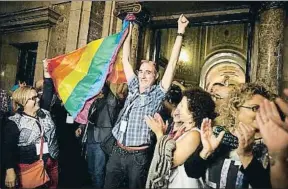  ?? DAVID AIROB ?? En el Parlament. Satisfacci­ón de las plataforma­s gais y lesbianas al aprobarse la ley para erradicar la homofobia y la lesbofobia