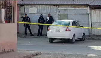  ?? FOTO: CORREO ?? l
CARTUCHOS. En el lugar fueron localizado­s al menos 4 casquillos de bala. La víctima fue identifica­da poco después por sus familiares.