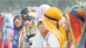  ?? SUNIL GHOSH/SAKIB ALI/HT ?? Women take part in the farmers’ protest at the Dalit Prena Sthal in Noida (above) as part of the Mahila Kisan Diwas; young women participat­ing in one of the many kabaddi events held at UP Gate.