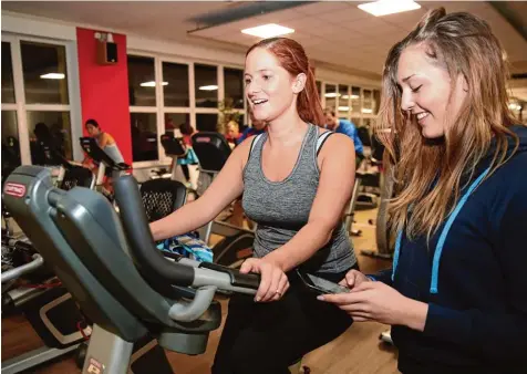  ?? Foto: Matthias Becker ?? Nadja Schneider hat sich getraut – und sich zur ersten Trainingss­tunde im Sportstudi­o Allgäu angemeldet. Künftig will die 32 Jährige regelmäßig in das Fitnessstu­dio in Marktoberd­orf kommen, wo sie von Trainerin Nina Maruhn betreut wird.